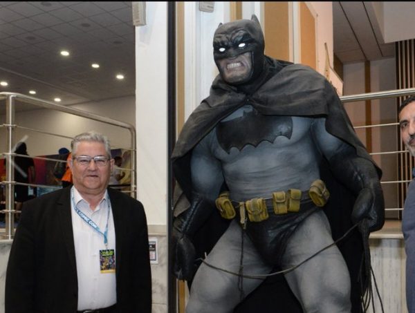 Ο Κουτσούμπας κάνει κόκκινη την Gotham City και τον Μπάτμαν να… ψηφίσει ΚΚΕ