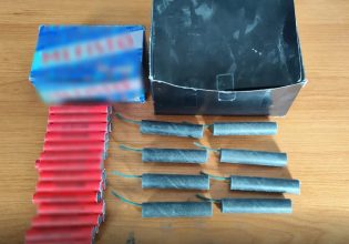 Θεσσαλονίκη: Χειροπέδες σε 50χρονη την ώρα που παραλάμβανε δέμα με παράνομες κροτίδες