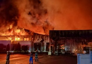Λαμία: Από πρόθεση η φωτιά στο εργοστάσιο τροφίμων – «Δεν με έχει ενημερώσει κανείς» λέει ο ιδιοκτήτης