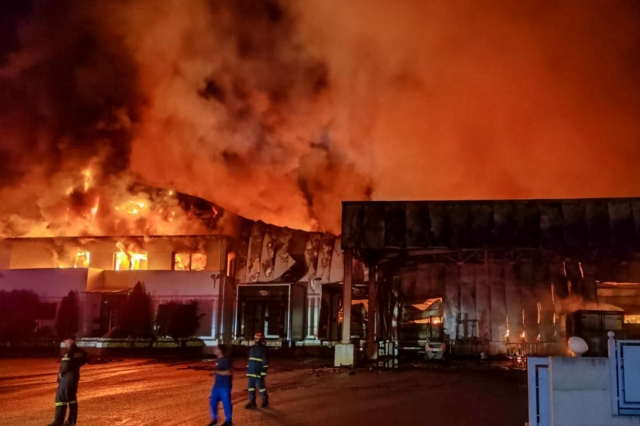 Λαμία: Από πρόθεση η φωτιά στο εργοστάσιο τροφίμων – «Δεν με έχει ενημερώσει κανείς» λέει ο ιδιοκτήτης