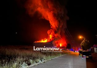 Λαμία: Στις φλόγες το εργοστάσιο της εταιρείας που εμπλέκεται στην υπόθεση τροφικής δηλητηρίασης μαθητών
