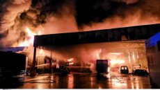 Λαμία: Έρευνα για τα αίτια της φωτιά στο εργοστάσιο με τα χαλασμένα σχολικά γεύματα