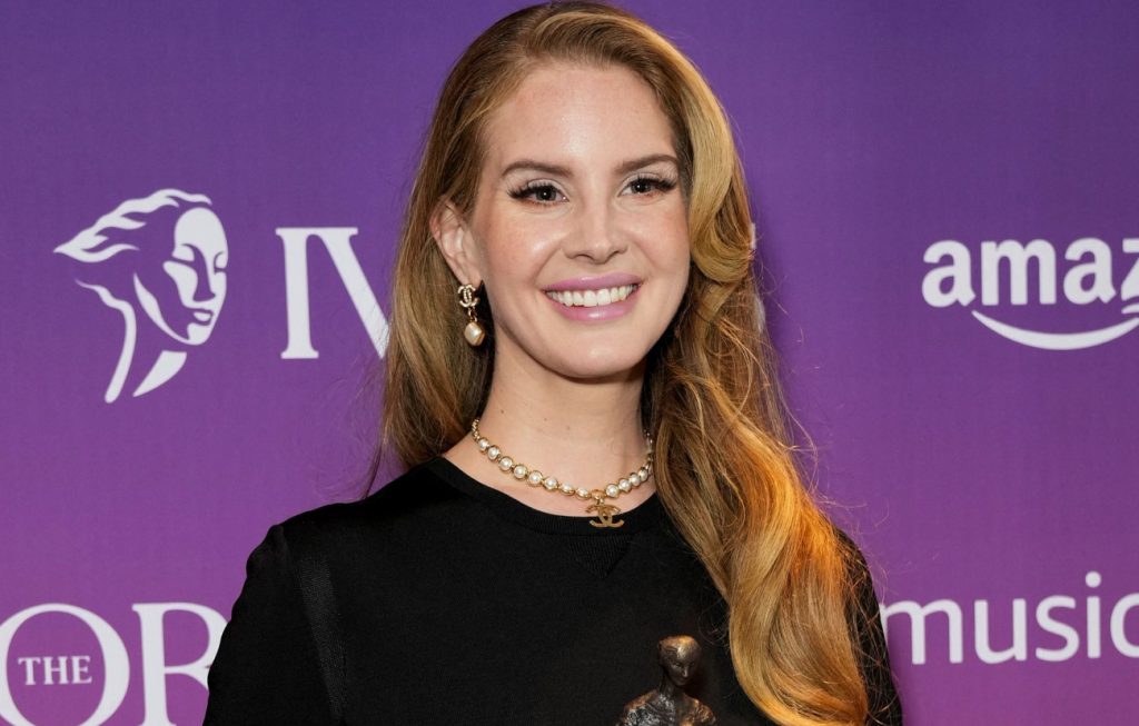 Η Λάνα Ντελ Ρέι τιμήθηκε με βραβείο Άιβορ Νοβέλο