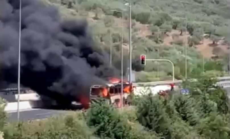 Στυλίδα: Φωτιά σε τουριστικό λεωφορείο στη εθνική οδό – Κάηκε ολοσχερώς, σώθηκαν οι επιβάτες