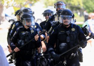 Λος Άντζελες: Αντιδιαδηλωτές επιτίθενται σε φιλοπαλαιστίνιους φοιτητές και η αστυνομία μένει άπραγη