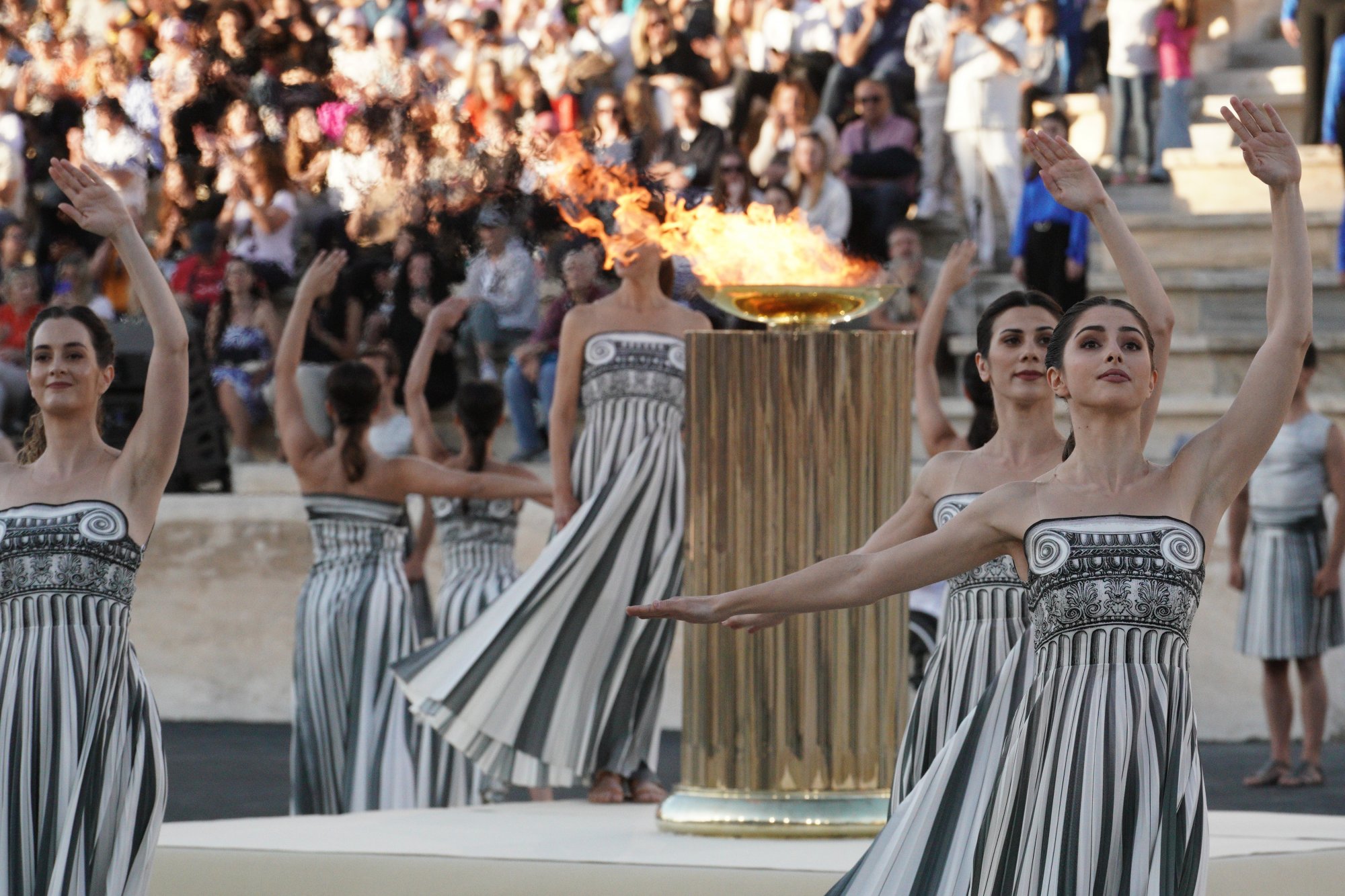De l’Olympie antique au Stade Panathénaïque en passant par Marseille – la flamme olympique navigue vers la France