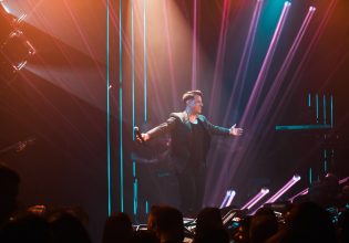 Ο Θοδωρής Φέρρης υποδέχτηκε τον Νίκο Απέργη στο «Posidonio Music Hall»  – Sold out το πρώτο διήμερο!