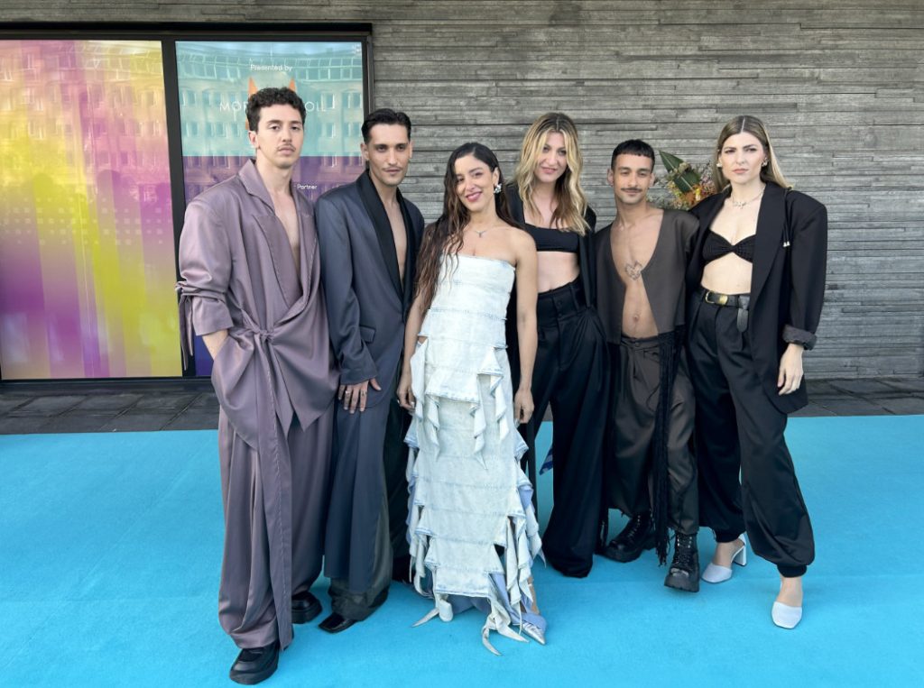 Εντυπωσιακή στο τιρκουάζ χαλί η Μαρίνα Σάττι πριν τη Eurovision