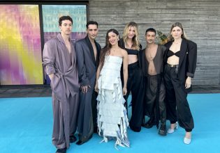 Εντυπωσιακή στο τιρκουάζ χαλί η Μαρίνα Σάττι πριν τη Eurovision