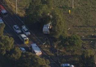 Μελβούρνη: Νεκρός οδηγός σχολικού λεωφορείου που έπεσε σε δέντρο – Τραυματίστηκαν μαθητές
