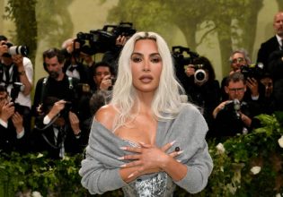 Τα πιο «λάθος» παπούτσια της Κιμ Καρντάσιαν – Πήγε στο Met Gala με πανύψηλες πλατφόρμες χωρίς τακούνι