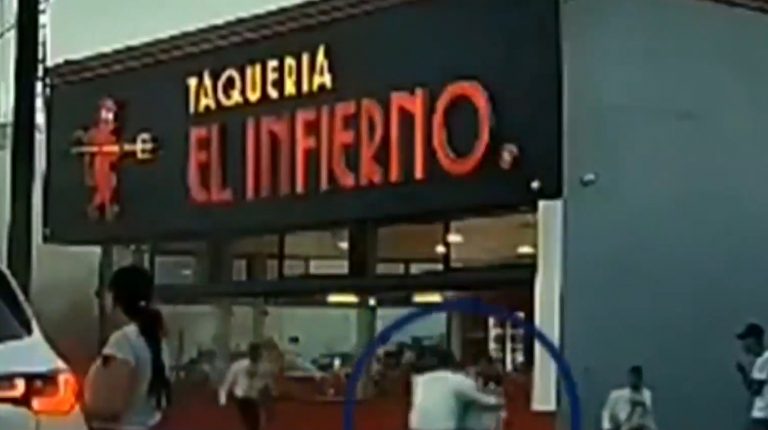 Μεξικό: Καρέ καρέ άγρια συμπλοκή μεταξύ πλανόδιων μουσικών και ενός ζογκλέρ στη μέση του δρόμου