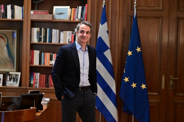 Ακρίβεια: Ο χαμένος πόλεμος – Επιστροφή του «εξωτερικού παράγοντα» και προσφυγή σε εξωτερική βοήθεια