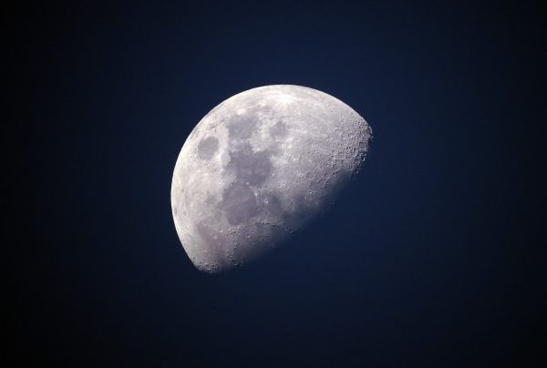 NASA: Το τηλεσκόπιo James Webb τράβηξε φωτογραφία τη Σελήνη αλλά κάτι δεν μοιάζει σωστό