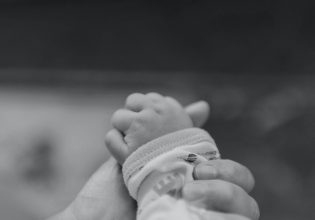 Νέα Σμύρνη: Στο χειρουργείο το βρέφος που δάγκωσε ο σκύλος στο κεφάλι – Του επιτέθηκε ενώ το τάιζαν οι γονείς του