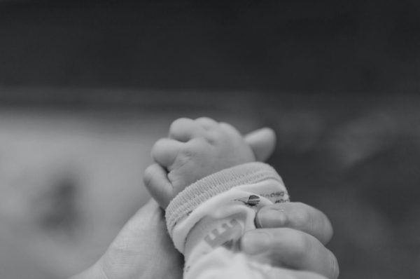 Νέα Σμύρνη: Στο χειρουργείο το βρέφος που δάγκωσε ο σκύλος στο κεφάλι – Του επιτέθηκε ενώ το τάιζαν οι γονείς του