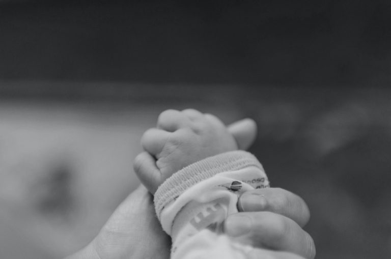 Νέα Σμύρνη: Στο χειρουργείο το βρέφος που δάγκωσε ο σκύλος στο κεφάλι – Του επιτέθηκε ενώ το τάιζαν οι γονείς του