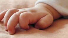 Θήβα: Τραγωδία με νεκρό μωρό 1,5 έτους – Εξετάζονται οι συνθήκες θανάτου