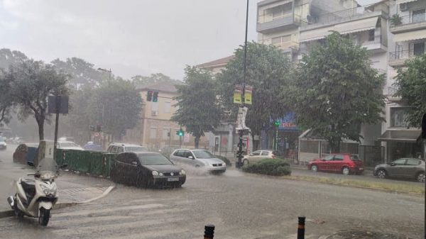 Ξαφνικό μπουρίνι έπληξε τα Ιωάννινα – διεκόπη η κυκλοφορία σε δρόμο λόγω συσσώρευσης υδάτων