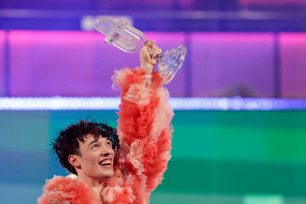 Έσπασε το βραβείο δευτερόλεπτα μετά τη νίκη στη Eurovision – Η άτυχη στιγμή για το Nemo