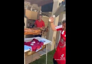 Οπαδός του Ολυμπιακού σουβλίζει αρνί και τεμαχίζει φανέλα της Άστον Βίλα με μπαλτά (vid)