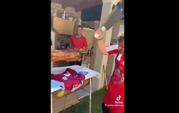 Οπαδός του Ολυμπιακού σουβλίζει αρνί και τεμαχίζει φανέλα της Άστον Βίλα με μπαλτά (vid)