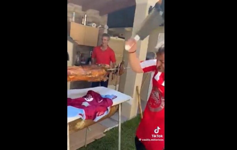 Οπαδός του Ολυμπιακού σουβλίζει αρνί και τεμαχίζει φανέλα της Άστον Βίλα με μπαλτά (vid)