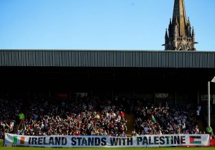Ιρλανδία: Όταν τα ξωτικά από το Δουβλίνο συνάντησαν τις μαχήτριες της Παλαιστίνης