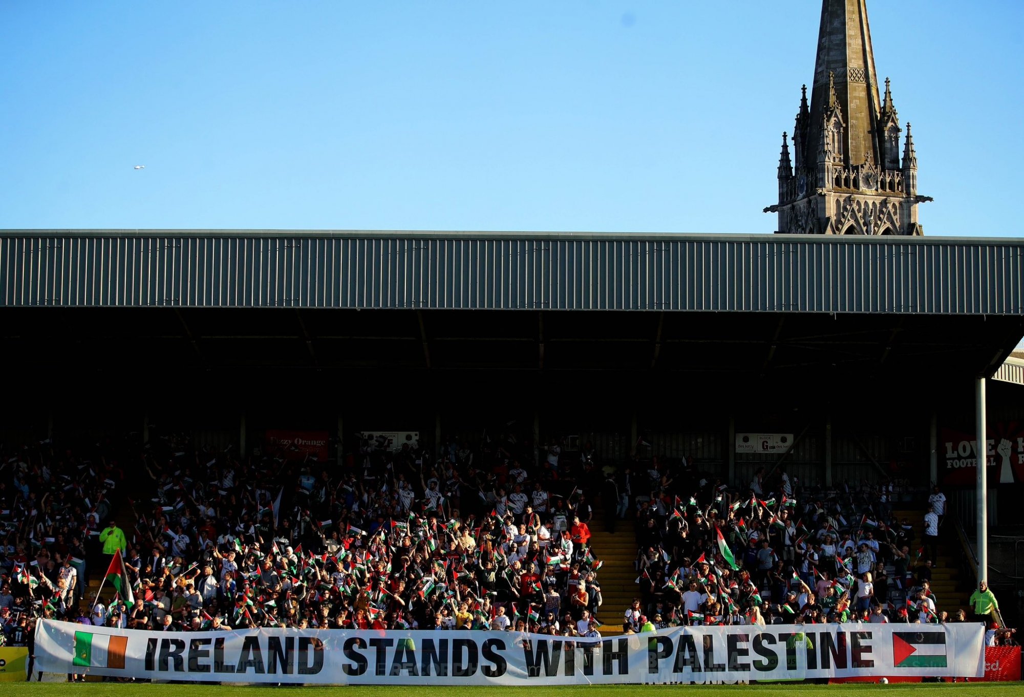 Ιρλανδία: Όταν τα ξωτικά από το Δουβλίνο συνάντησαν τις μαχήτριες της Παλαιστίνης