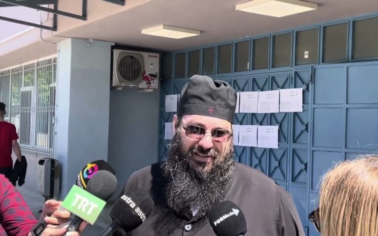 Λάρισα: Ιερέας έδωσε Πανελλαδικές σε ΕΠΑΛ – «Τα έγραψα όλα, ήταν βατά»