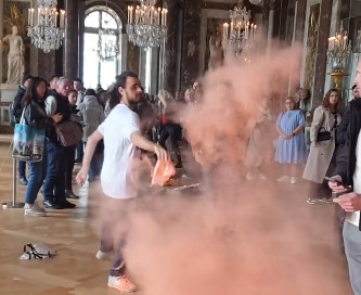 Παρίσι: Ακτιβιστές έριξαν πορτοκαλί σκόνη στο Παλάτι των Βερσαλλιών