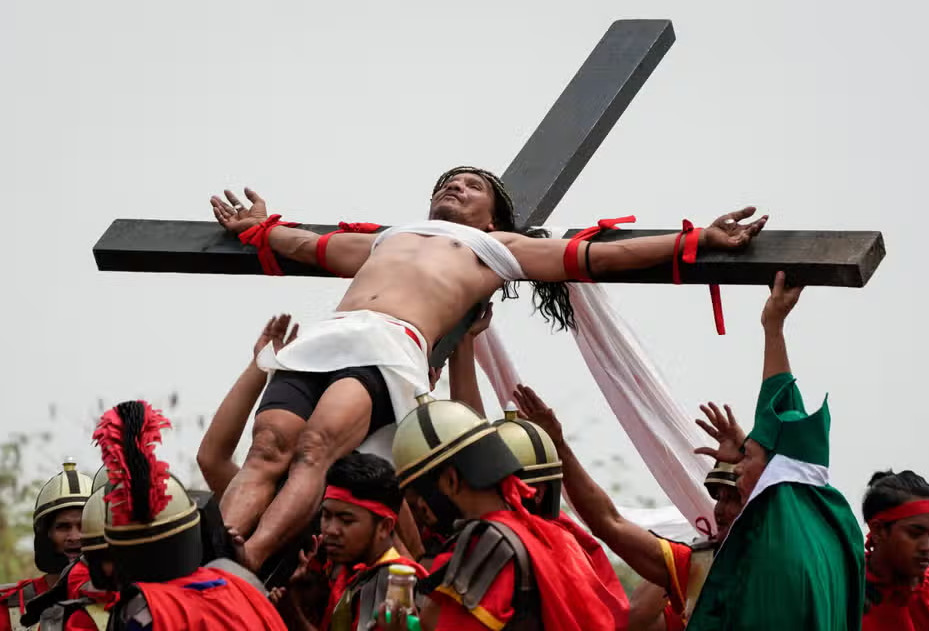 Πάσχα: Ο χορός του θανάτου, το πέταγμα του χαρταετού και οι μάγισσες – Τα πιο περίεργα έθιμα ανά τον κόσμο