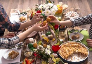 Πάσχα: Γεμάτες ταβέρνες και εστιατόρια για το εορταστικό τραπέζι – Ουρές για όσους δεν είχαν κάνει κράτηση