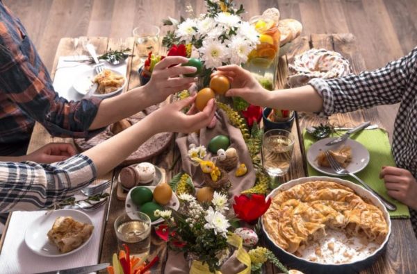 Πάσχα: Γεμάτες ταβέρνες και εστιατόρια για το εορταστικό τραπέζι - Ουρές για όσους δεν είχαν κάνει κράτηση