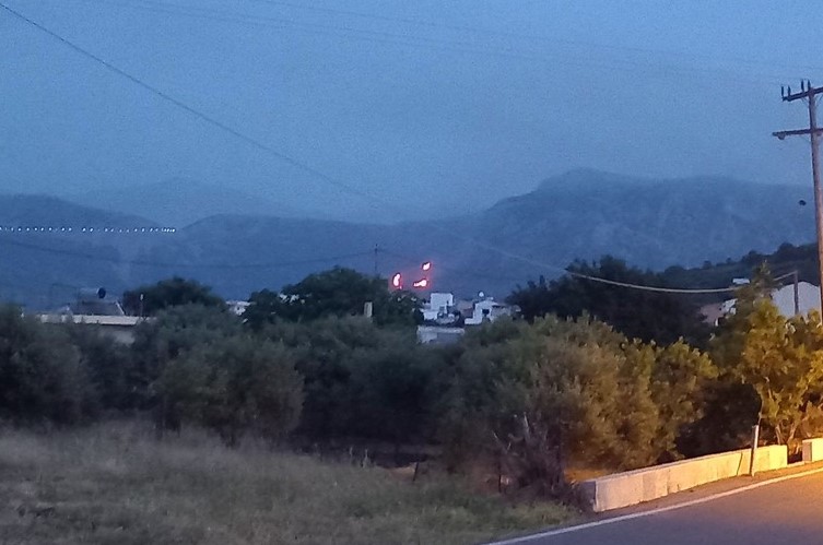 Κρήτη: Φωτιά στις Γωνιές Πεδιάδος στο Ηράκλειο – Μεγάλη επιχείρηση της πυροσβεστικής