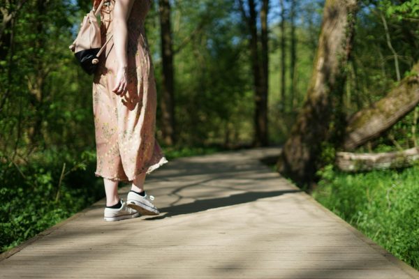 Τι είναι το νέο trend «Soft Hiking» και πώς ωφελεί την υγεία