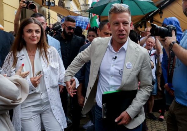 Ουγγαρία: Χιλιάδες πολίτες ζουν τον «πυρετό Μαγιάρ», του πολιτικού που εναντιώνεται στον Ορμπαν