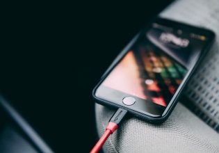 Apple: Πρόβλημα με το ξυπνητήρι του iPhone αφήνει… άγρυπνους χιλιάδες χρήστες