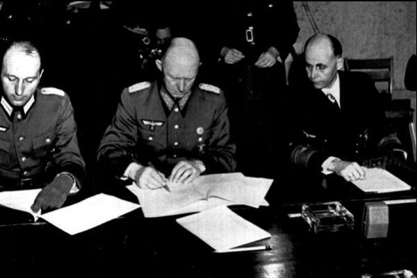 7 Μαΐου 1945: Πώς η γερμανική συνθηκολόγηση έγινε ένα από τα σοβαρότερα ζητήματα στα δημοσιογραφικά χρονικά