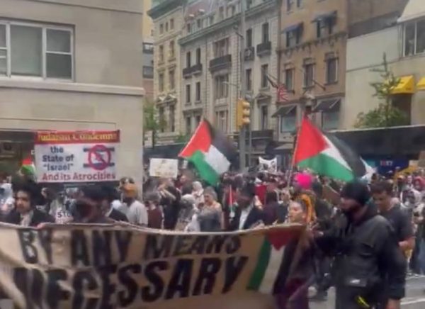 Διαδηλωτές υπέρ της Παλαιστίνης συνελήφθησαν έξω από το Met Gala – Οργή στα μέσα κοινωνικής δικτύωσης