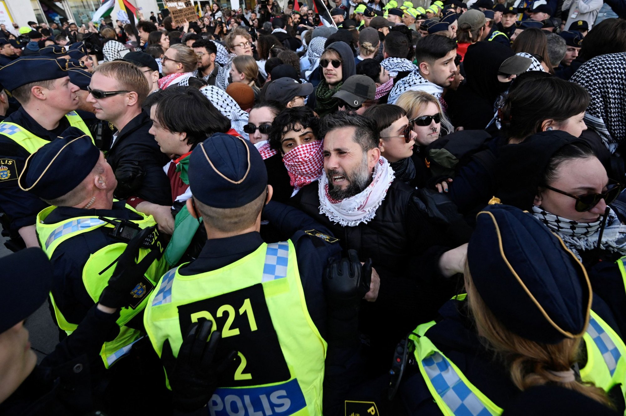 Διαδηλωτές συγκρούονται με την αστυνομία έξω από την αρένα της Eurovision και φωνάζουν «ντροπή σας»