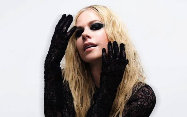 Η Avril Lavigne σπάει τη σιωπή της για την θεωρία συνωμοσίας ότι πέθανε και αντικαταστάθηκε από μια σωσία της