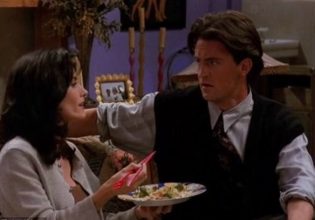 Η Κόρτνεϊ Κοξ εξακολουθεί να «μιλάει» με τον Μάθιου Πέρι μήνες μετά το θάνατο του