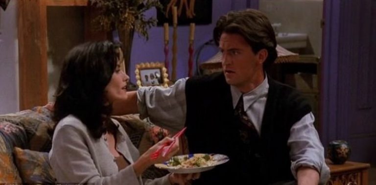 Η Κόρτνεϊ Κοξ εξακολουθεί να «μιλάει» με τον Μάθιου Πέρι μήνες μετά το θάνατο του