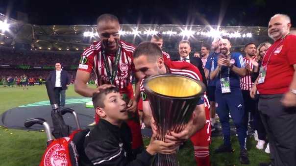 Ο Ελ Κααμπί και ο Φορτούνης πήγαν με την κούπα στον μικρό Γιαννάκη (pics+vid)