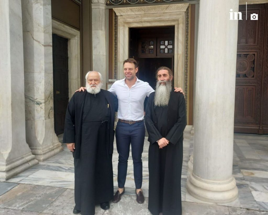 Η συνάντηση του Στέφανου Κασσελάκη με τον π. Θωμά Συνοδινό – Η ξενάγηση στη Μητρόπολη Αθηνών