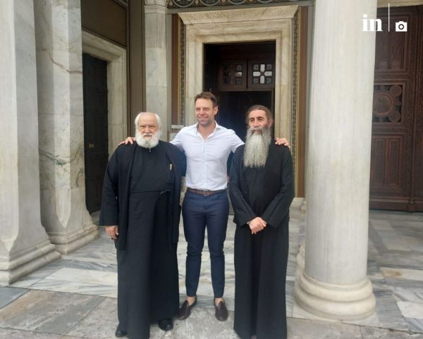 Η συνάντηση του Στέφανου Κασσελάκη με τον π. Θωμά Συνοδινό – Η ξενάγηση στη Μητρόπολη Αθηνών