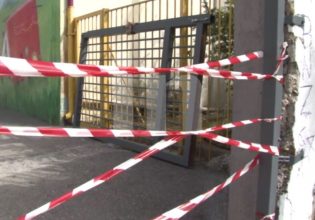 Κηφισιά: Ελεύθεροι οι τρεις κατηγορούμενοι για την καγκελόπορτα που καταπλάκωσε μαθητές σε δημοτικό σχολείο