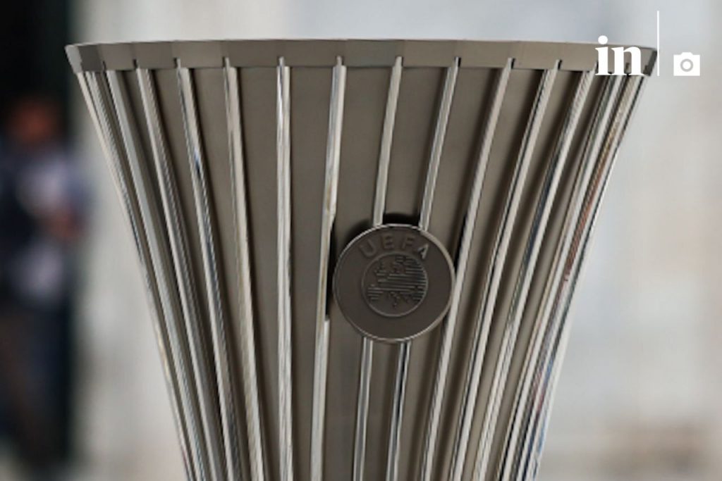 Θαύμασαν το τρόπαιο του Europa Conference League οι Αθηναίοι
