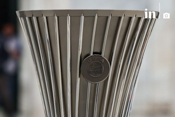 Θαύμασαν το τρόπαιο του Europa Conference League οι Αθηναίοι